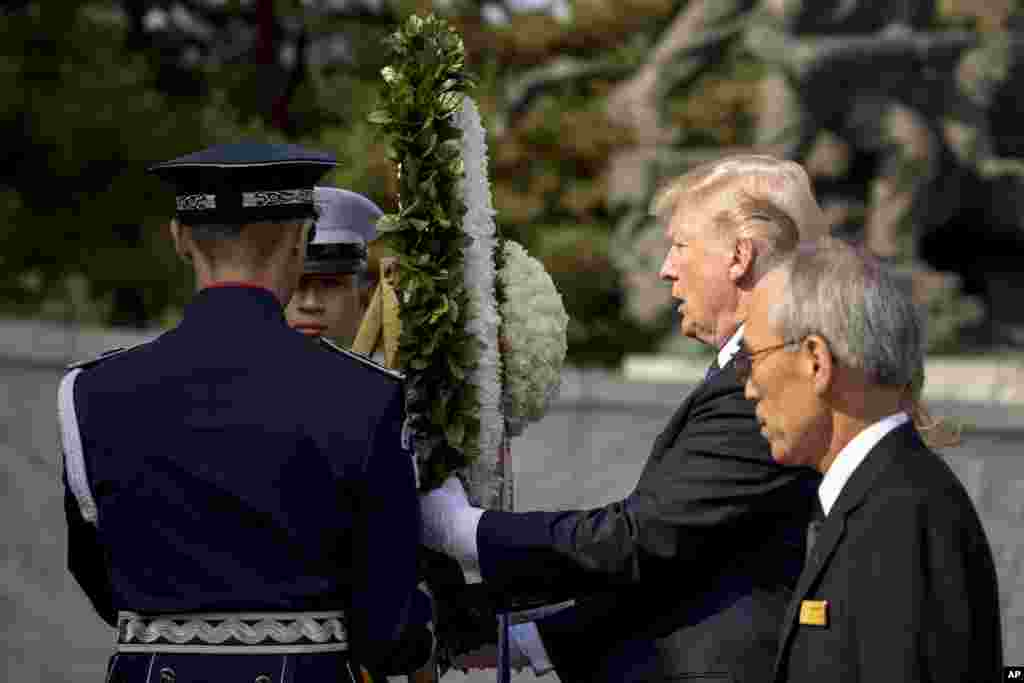 美国总统川普在韩国国家公墓献花圈（2017年11月8日）