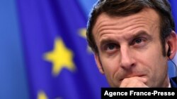 រូបឯកសារ៖ ប្រធានាធិបតី​បារាំង​លោកEmmanuel Macron ក្នុង​អំឡុង​ពេល​សន្និសីទ​សារព័ត៌មានក្នុង​អំឡុង​ពេល​កិច្ចប្រជុំ​កំពូល​សហភាព​អឺរ៉ុប​នៅ​អគារ​ក្រុមប្រឹក្សា​អឺរ៉ុប​​នៅ​ឯ​ស្នាក់ការ​កណ្តាល​សហភាព​អឺរ៉ុប​ក្នុង​ទីក្រុង​ប្រ៊ុចសែល​កាលពី​ថ្ងៃទី១៧ ខែធ្នូ ឆ្នាំ២០២១។ (AFP)