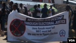 Protesters in Malawi have vowed to be on the streets until MEC chairperson Jane Ansah resigns. (VOA/L.Masina)