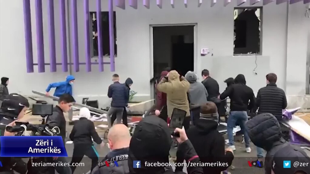 Shkodër, sulmohet godina e Partisë Socialiste