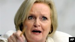 La legisladora demócrata Claire McCaskill preside el subcomité de Supervisión Financiera en el Senado.