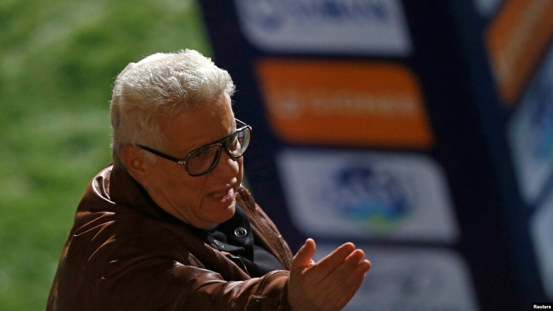 Ketua Klub Sepak Bola Zamalek, Mortada Mansour, menyapa penggemar klub, 29 Desember 2016. (Foto:dok)