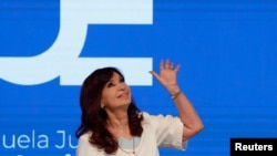 La vicepresidenta y expresidenta de Argentina Cristina Fernández de Kirchner hace gestos mientras imparte una clase magistral en el Teatro Argentino, en La Plata, Argentina, el 27 de abril de 2023.