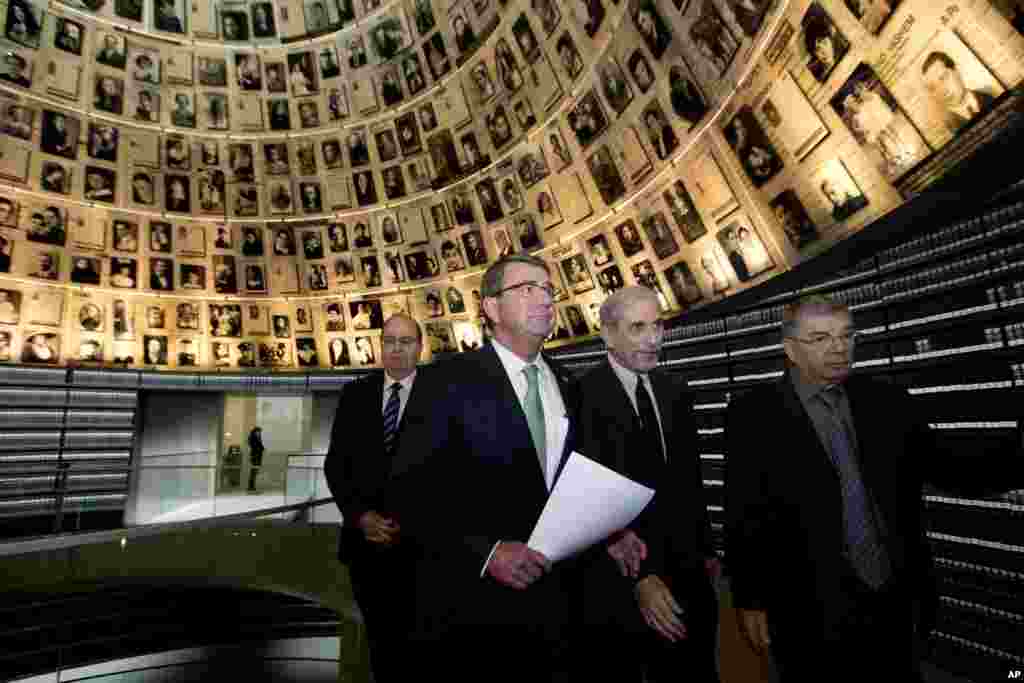 U.S. Defense Secretary Ash Carter (second left) head of Holocaust Research of Yad Vashem Dr. David Silberklang (second right) Chairman of the Yad Vashem Avner Shalev, right, and Israel&#39;s Defense Minister Moshe Yaalon, left, visit the Yad Vashem Holocaust Memorial museum in Jerusalem, July 21, 2015.