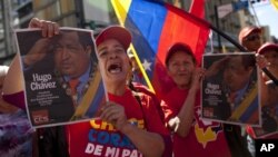 Warga Venezuela pendukung Presiden Hugo Chavez merayakan masa jabatan baru Chavez di jalan-jalan ibukota Caracas (10/1). 