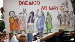 Burmese residents in Malaysia hold banners and shouts slogan while protesting the Shwe Gas Project outside the South Korea embassy in Kuala Lumpur, April. 18, 2006. (file photo)