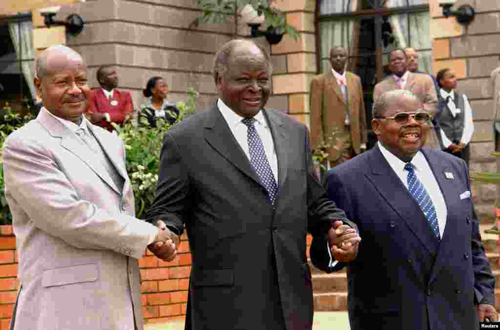 Marais Mwai Kibaki wa Kenya, Yoweri Museveni wa Uganda na Benjamin Mkapa mjini Nairobi​Agosti 28, 2004.