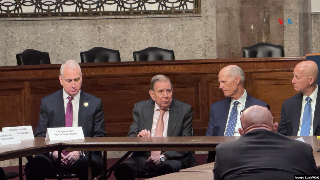 El líder opositor venezolano Edmundo González (al centro) se reúne con congresistas republicanos en el Capitolio, Washington, 7 de enero de 2025. 