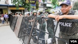 Cambodian police in front of the opposition CNRP's headquarter on Monday, September 05, 2016 in Phnom Penh's National Road 2 in Mean Chey district. (Leng Len/VOA Khmer)