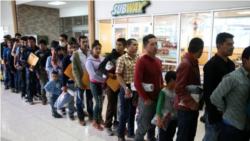 VOA: EE.UU. pospone audiencias para migrantes en México