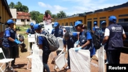 Ma'aikatan hukumar kiwon lafiya ta duniya (WHO) suna gyara wurin bada allurar rigakafi da warkar da cutar ebola a Congo