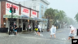 Hali ilivyokuwa baada ya kimbunga Elsa kusababisha mafuriko na dhoruba huko Key West, Florida, Jumanne, Julai 6, 2021. Hali hii imesababisha ugumu wa kuendelea na utafutaji wa miili ya manusura katika ajali ya jengo lililoporomoka Florida kusini.