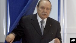 Le président algérien Abdelaziz Bouteflika sortant d'un bureau de vote lors des parlementaires du 10 mai 2012 (Photo d'archives).
