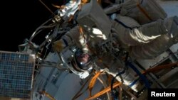 지난달 19일 국제우주정거장(ISS) 밖에서 우주비행사가 우주유영에 나서고 있다. 