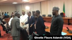 Patrice Talon et les représentants de l'opposition après leur rencontre, Bénin, le 25 février 2019. (VOA/Ginette Fleure Adandé) 