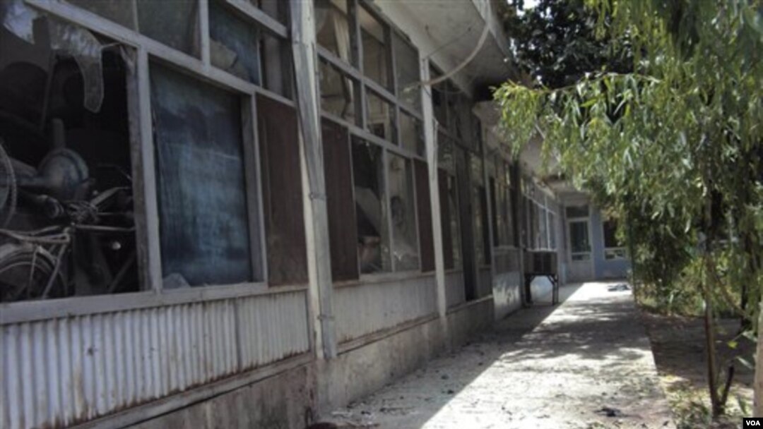Kantor walikota Kandahar di Afghanistan selatan yang rusak akibat serangan bom bunuh diri, Rabu (27/7).