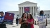 Activista a favor del aborto se manifiesta frente a la Corte Suprema de Estados Unidos en Washington, DC., el 26 de junio de 2024.