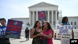 Activista a favor del aborto se manifiesta frente a la Corte Suprema de Estados Unidos en Washington, DC., el 26 de junio de 2024.