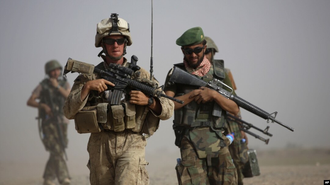 Binh sĩ thủy quân lục chiến Hoa Kỳ và binh sĩ Afghanistan trong một cuộc tuần tra chung ở tỉnh Helmand, miền nam Afghanistan