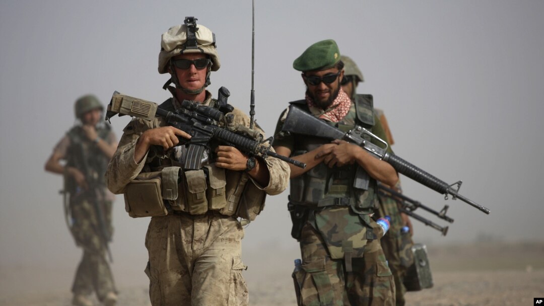 Seorang marinir AS dan tentara Afghanistan dalam sebuah patroli bersama di provinsi Helmand, Afghanistan (Foto: dok). Hari ini, 7 Oktober 2012 menandai 11 tahun berlangsungnya perang Afghanistan di bawah pimpinan AS.