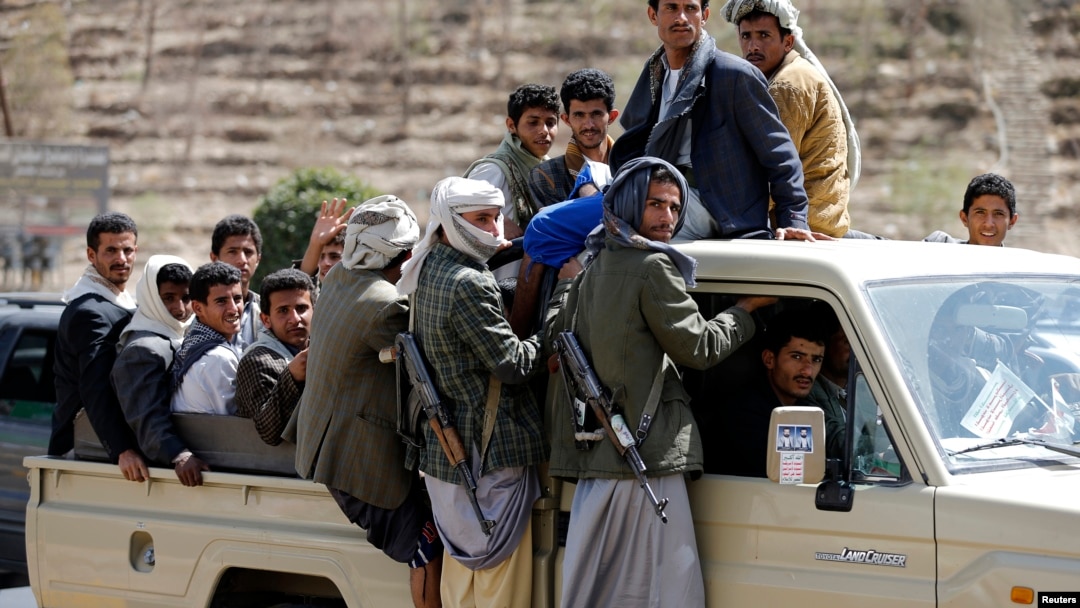 Pemberontak Syiah Houthi melakukan patroli di Sana'a, Yaman (foto: dok).
