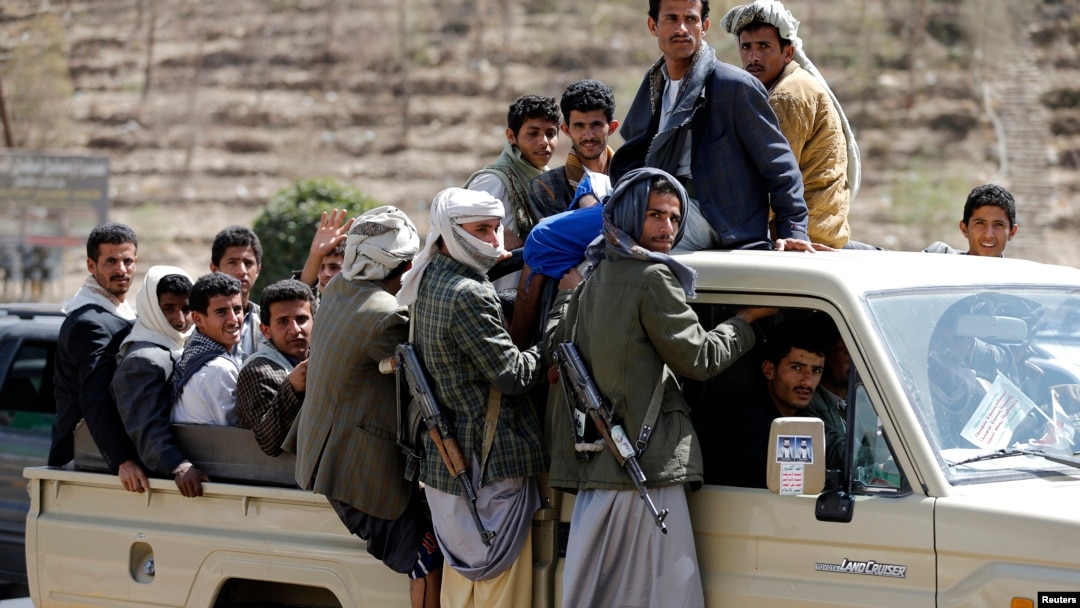 Chiến binh Houthi tuần tra trên xe tải ở Sana'a, Yemen.