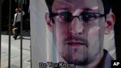 Edward Snowden ha estado atrapado un mes buscando salida en el aeropuerto de Moscú.