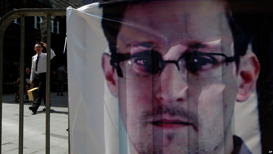 Edward Snowden se encuentra en la zona de tránisto del aeropuerto de Moscú y necesitará un salvo conducto para aboradr un avión.