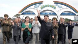 지난 7월 25일 북한 김정은 국방위원회 제1위원장(가운데)과 노동당 지도부. (자료사진) 