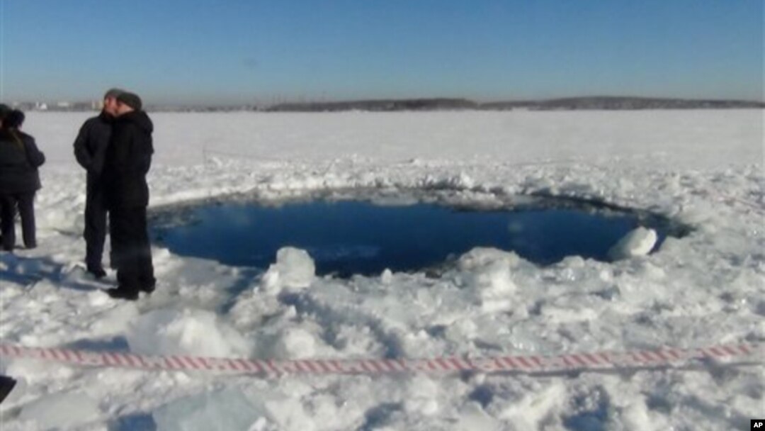 Meteor yang jatuh di Chelyabinsk, Rusia mengakibatkan sebuah lobang besar di Danau Chebarkul yang sedang membeku, Jumat (15/2).