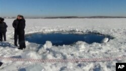 Meteor yang jatuh di Chelyabinsk, Rusia mengakibatkan sebuah lobang besar di Danau Chebarkul yang sedang membeku, Jumat (15/2).