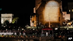 El Papa Francisco preside la procesión del Vía Crucis frente al Coliseo de Roma el Viernes Santo, una fiesta cristiana que conmemora la crucifixión de Jesucristo y su muerte en el Calvario. Viernes 30 de marzo de 2018.