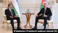 O'zbekiston Prezidenti Shavkat Mirziyoyev (chapda) Ozarbayjon rahbari Ilhom Aliyev bilan, Boku, Ozarbayjon.