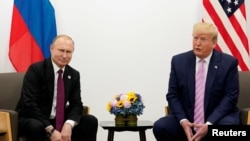 El presidente ruso Vladimir Putin y el presidente estadounidense Donald Trump durante la cumbre de Osaka, Japón, en junio de 2019.