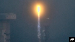 Зліт ракети United Launch Alliance Atlas V із супутником Landsat 9, що знімає зображення Землі, з бази Ванденберг у штаті Каліфорнія, 27 вересня 2021 р. (Matt Hartman via AP)