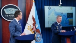 피트 헤그세스 전쟁부 장관(사진 왼쪽)과 댄 케인 미 합참의장이 4월 16일 전쟁부에서 기자회견을 하고 있다.