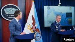 피트 헤그세스 전쟁부 장관(사진 왼쪽)과 댄 케인 미 합참의장이 4월 16일 전쟁부에서 기자회견을 하고 있다.