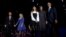 Presiden AS, Barack Obama (kanan) di dampingi di atas panggung oleh Ibu Negara, Michelle Obama, putrinya Malia, Wapres AS Joe Biden dan istrinya, Jill Biden, setelah selesai menyampaikan pidato perpisahannya (10/1). Chicago, Illinois. (foto: REUTERS/Jonathan Ernst)