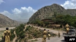 Pakistanski vojnici patroliraju drumom u severozapadnom plemenskom području Kuram, blizu avganistanske granice.