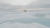 Para ilmuwan yang tergabung dalam Proyek Northwest Passage pimpinan AS mengebor es di Arktika Kanada dalam ekspedisi 18 hari pada Juli dan Agustus 2019. Foto diambil dari gambar video, 14 Agustus 2019. (Foto: Northwest Passage Project via Reuters)