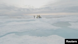 Para ilmuwan yang tergabung dalam Proyek Northwest Passage pimpinan AS mengebor es di Arktika Kanada dalam ekspedisi 18 hari pada Juli dan Agustus 2019. Foto diambil dari gambar video, 14 Agustus 2019. (Foto: Northwest Passage Project via Reuters)