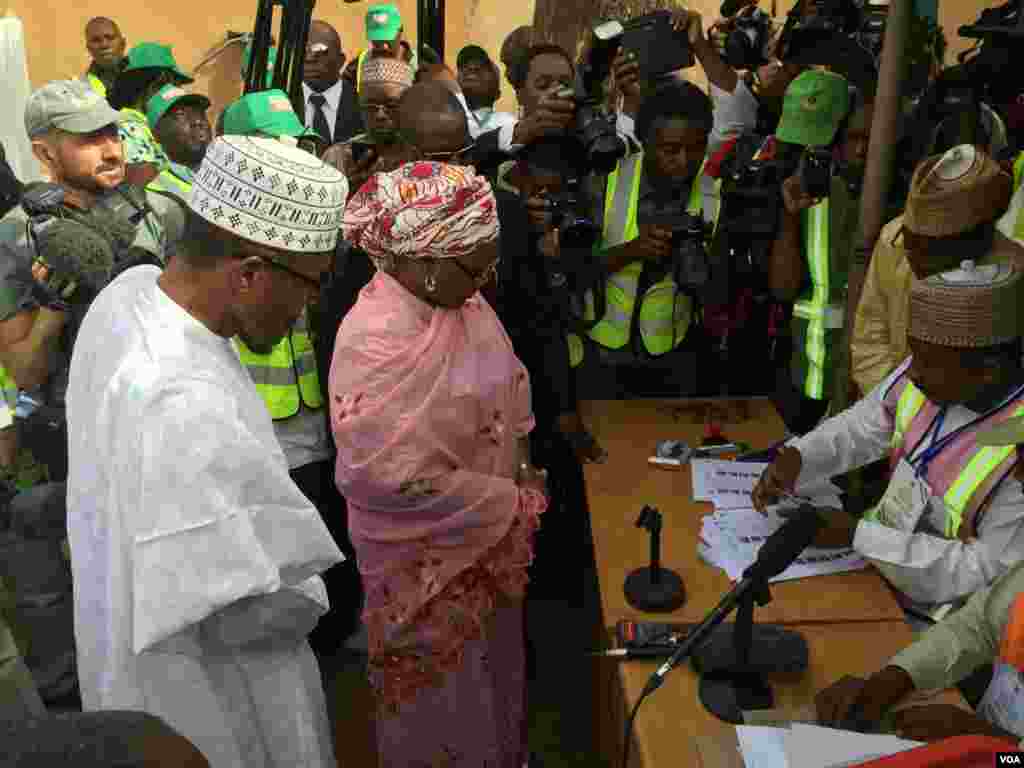 Dan takarar shugabancin Najeriya, Janar Muhammadu Buhari a lokacin da ake tantance shi da me dakinshi a ranar zaben 2015.