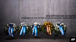 Vijenci postavljeni na memorijalnom zidu nacističkog koncentracionog logora Sašenhausen, postavljeni 18. aprila 2023. godine. (Foto: AP/Markus Schreiber)