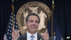 El gobernador Andrew Cuomo habla con la prensa en Nueva York, después de doblegar a la actriz Cynthia Nixon.