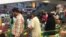 Người dân Qatar mua thức ăn tại một siêu thị ở Doha ngày 5/6/2017 sau khi 4 nước Ả Rập cắt đứt quan hệ ngoại giao với Qatar.