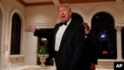 Presiden Donald Trump berbicara kepada para wartawan dalam acara gala Tahun Baru di kediamannya, Mar-a-Lago, di Palm Beach, Florida, 31 Desember 2017. (Foto:dok)