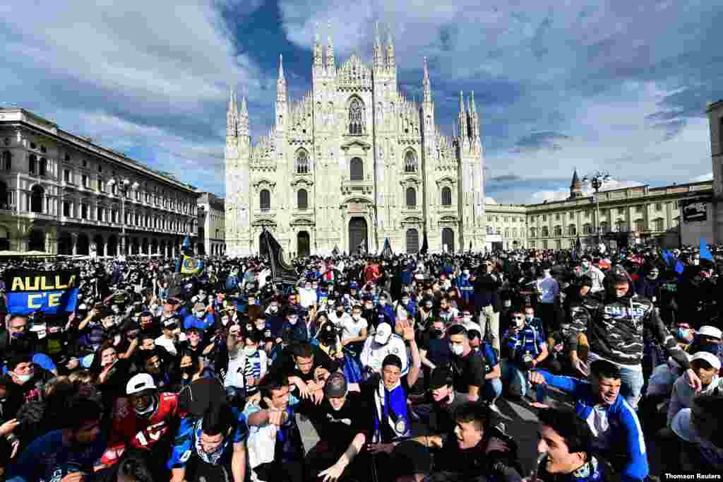 이탈리아 프로축구 인터 밀란의 세리에 A 우승이 확정된 뒤 두오모 대성당 앞에서 팬들이 환호하고 있다. 