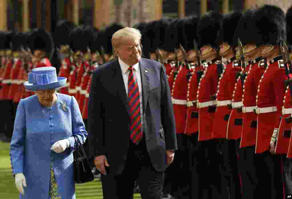 U.S. President Donald Trump and Britain&#39;s Queen Elizabeth II inspect a Guard of Honour, formed of the Coldstream Guards at Windsor Castle in Windsor, England.