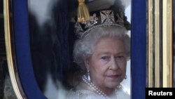 La Reina Isabel II abandona el palacio de Buckingham, en Londres, en su carruaje real, el 21 de abril de 2016.