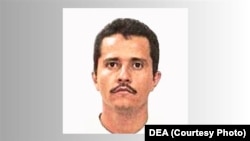 资料照片：2024年，“金发男”的照片出现在美国缉毒局(DEA)发布的悬赏海报上。